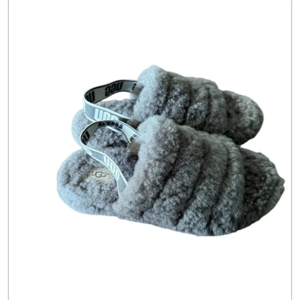 UGG Fluff fury slipper Sandals Grey size youth 4